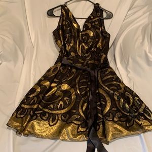 Cocktail dress shimmery black& gold by  Jun & Ivy. Size S